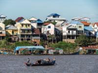 Häuserzeile entlang dem Fluß Tonle Sap - Kambodscha